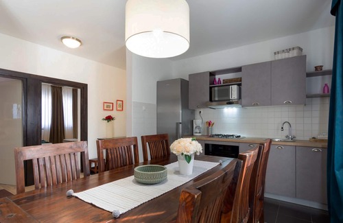 Valdebek Villa | Villa Dana near the beach and the center of the town 6+2