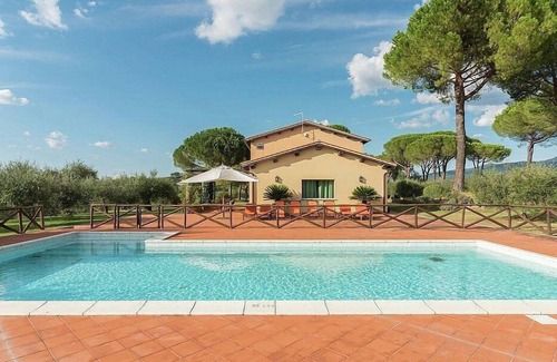 Quartaccio Villa | Villa Darlena: A splendid and luminous two-story villa surrounded by meadows and by green hills, with Free WI-FI.