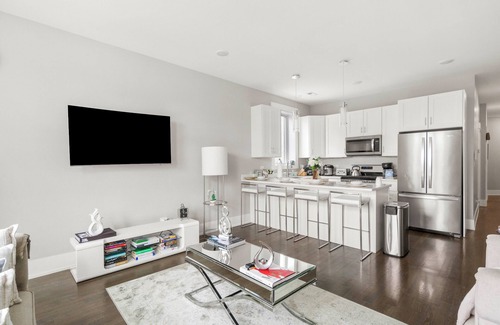 Tri-Taylor Apartment | Villa de Bonita Near Downtown Chicago