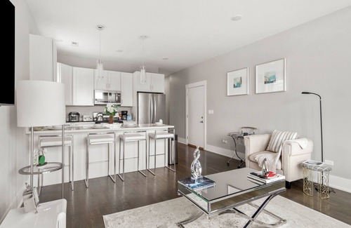 Tri-Taylor Apartment | Villa de Bonita Near Downtown Chicago
