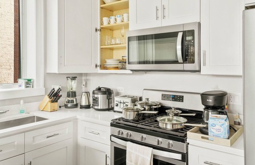 Tri-Taylor Apartment | Villa de Bonita Near Downtown Chicago