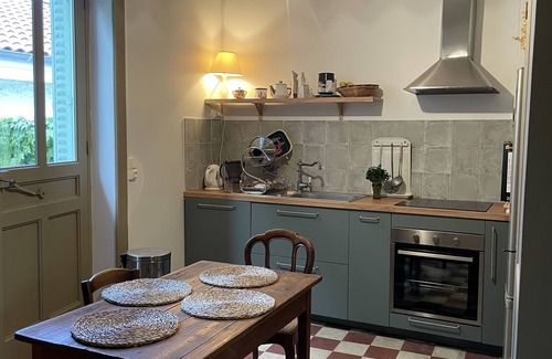 La Tour-de-Salvagny House | Villa de Charme Rétro Avec Jardin Ombragé Dans le Centre de La Tour de Salvagny