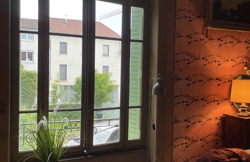 La Tour-de-Salvagny House | Villa de Charme Rétro Avec Jardin Ombragé Dans le Centre de La Tour de Salvagny