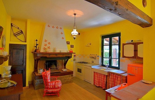 San Marcello Piteglio House | Villa delle Camelie A: A characteristic and welcoming apartment that covers the entire ground floor of a villa surrounded by the greenery, with Free WI-FI.