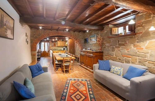 Loro Ciuffenna Villa | Villa del Nibbio: A characteristic and welcoming two-story age-old farm house located in an isolated position, on the slopes of a hill which is covered with olive groves, with Free WI-FI.