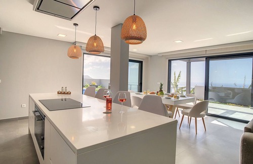 Estreito da Calheta Villa | Villa de la Ponte by Atlantic Holiday