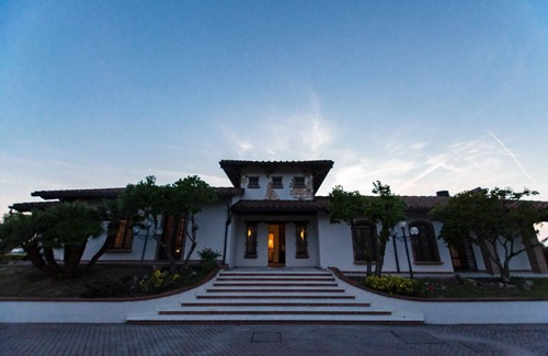 Mezzano Villa | VILLA DE LA REINA