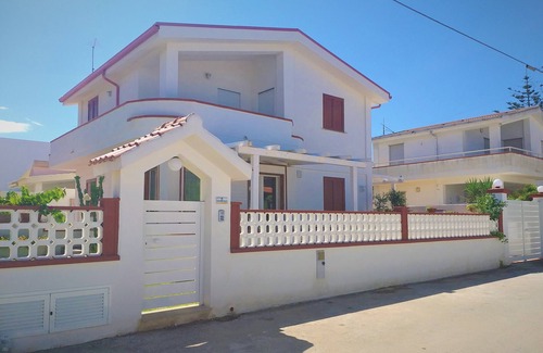 Reitani House | Villa dei Fiori - Appartamento con Giardino e Verande a 150 Metri dal Mare