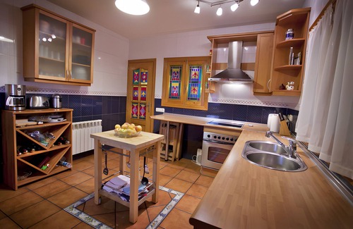 Navahermosa Villa | Villa 'Del Monte Casa Rural' with Mountain View, Wi-Fi and Air Conditioning