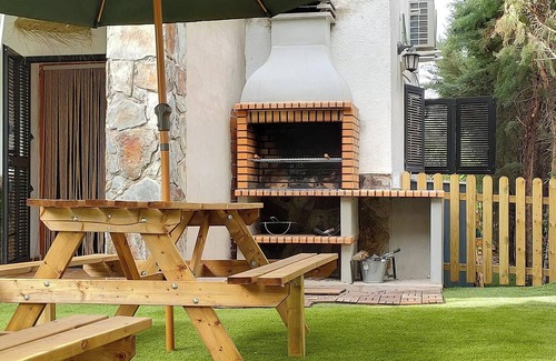 Navahermosa Villa | Villa 'Del Monte Casa Rural' with Mountain View, Wi-Fi and Air Conditioning