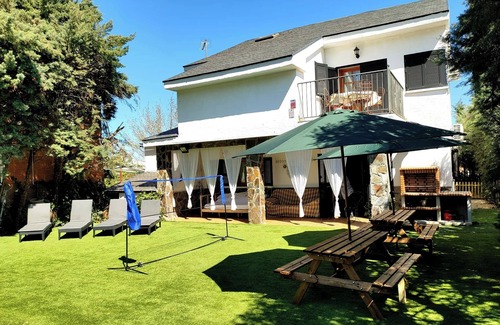 Navahermosa Villa | Villa 'Del Monte Casa Rural' with Mountain View, Wi-Fi and Air Conditioning