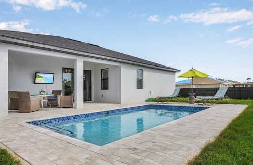 Jacarandas Villa | Villa Del Sol Vacation Pool home with outdoor TV and work/office room.