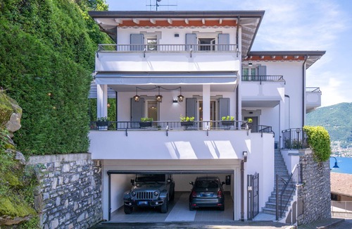 Riva Villa | Villa di Lusso Fronte Lago con Vasca Idromassaggio e Garage