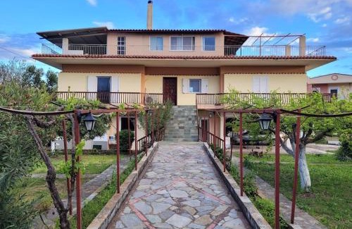 Stylida Apartment | Villa Dimitris near the beach!