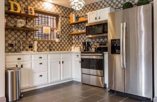 Bronzeville Apartment | Villa Dubois 3 Bedroom Suite - 1