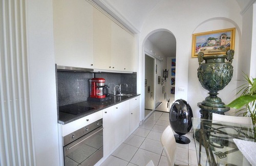 Capri Apartment | Villa Due Marine: A splendid and luminous apartment situated in a quiet location, at a short distance from the famous Piazzetta of Capri, with Free WI-FI.