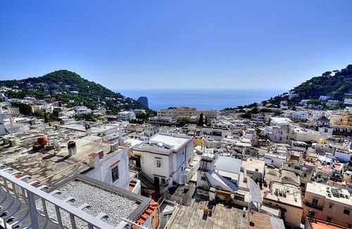 Capri Apartment | Villa Due Marine: A splendid and luminous apartment situated in a quiet location, at a short distance from the famous Piazzetta of Capri, with Free WI-FI.