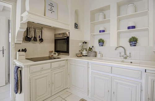 Cabrieres-d'Avignon Villa | Villa Dumaines, Cabrieres, pool views and subtle elegance