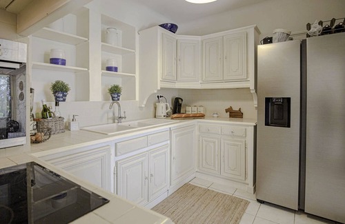 Cabrieres-d'Avignon Villa | Villa Dumaines, Cabrieres, pool views and subtle elegance