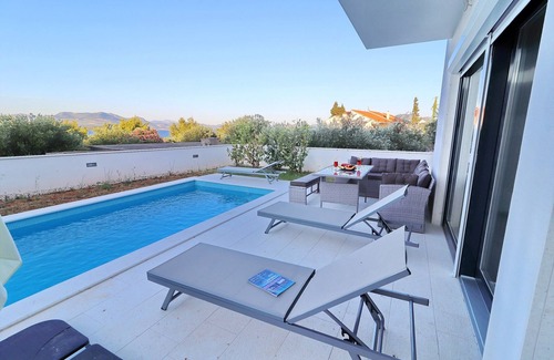 Drace Villa | Villa E & D - Four-Bedroom Villa with Pool and Patio - VIlla D