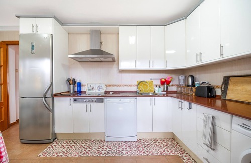 Los Gallos-Cerromolino Villa | Villa 'El Limonar' with Shared Pool, Wi-Fi and Air Conditioning