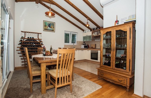Omis Villa | Villa Eagle, isolated piece of your own paradise, heated pool, badminton court