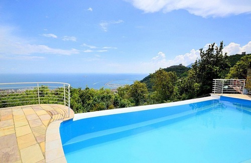 Salerno House | Villa Eichi: A welcoming apartment that is part of a villa in a quiet position, located on a hillside above the sea, with Free WI-FI.