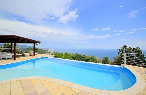 Salerno House | Villa Eichi: A welcoming apartment that is part of a villa in a quiet position, located on a hillside above the sea, with Free WI-FI.