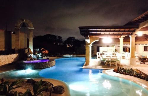 Toro Amarillo Villa | Villa El Retiro Luxury Property
