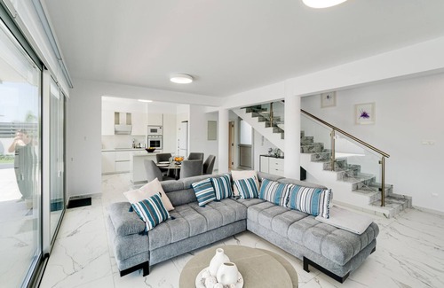 Moni Villa | Villa Eleni by Ezoria Villas
