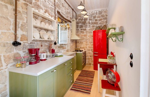 Ieromonachos Villa | Villa Eleonas is a detached holiday home which provides ideal stay to the guest.