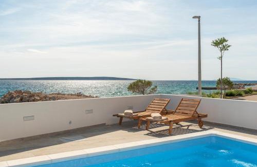Kolan Apartment | Villa Eni Beachfront apartment with pool