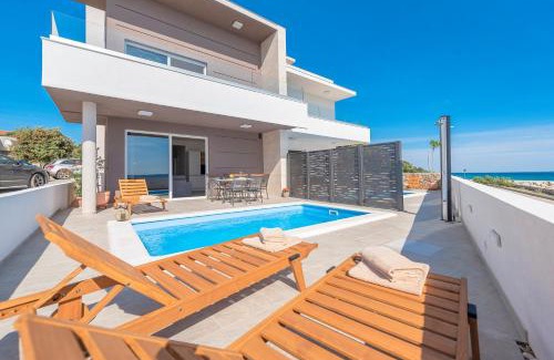 Kolan Apartment | Villa Eni Beachfront apartment with pool