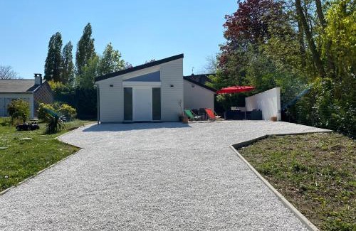 Halluin Villa | Villa entourée de verdure avec parking privé