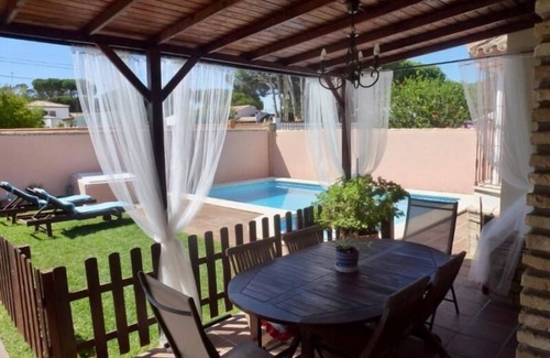 Chiclana de la Frontera Villa | Villa with beautiful exterior near the beach