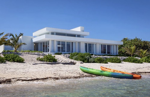 North Side House | Villa Esprit – Stunning 3 Bedroom Beachfront Villa in North Side with pool!