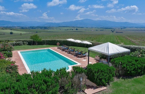 Le Piazze Villa | Villa Eterea: A luxurious three-story age-old farm house built in the 18th century, located in the heart of the Valdichiana, with Free WI-FI.