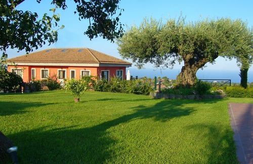 Santa Venerina Apartment | Villa Etnamare with Infinity pool between Mt Etna and the Jonian sea - Girasole