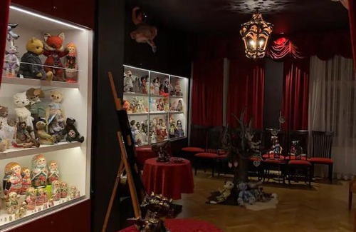 Bad Voeslau Apartment | Villa für Präsentationen und Events, Eine Nacht im Puppenmuseum erleben