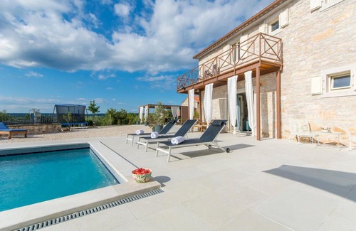 Selina Villa | Villa Famiglia