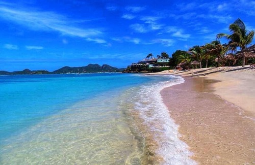 Dickenson Bay Apartment | Villa FantaSea