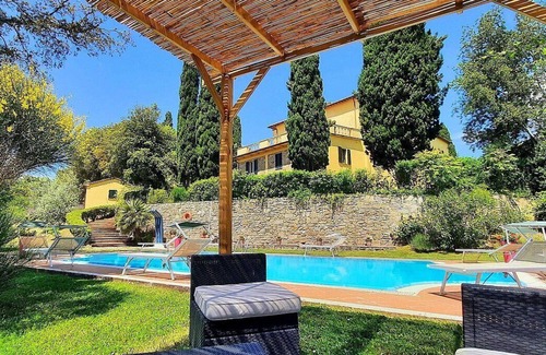 Il Poggio Villa | Villa Farnetta Grande: A spacious and welcoming three-story villa located in the heart of the Val d'Orcia, with Free WI-FI.