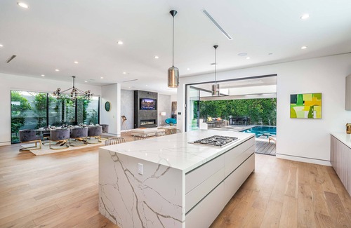 Beverly Grove Villa | Villa Fendi By LuxJB 🏆 Heated Pool 🏆 Jacuzzi 🏆 Gym 🏆 Rooftop Deck