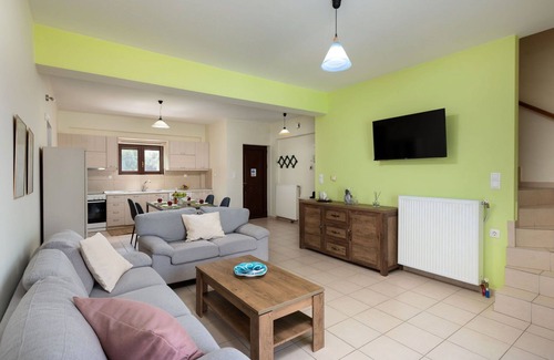 Pyrgos Psilonerou Villa | Villa Flora - Villa close to the seaside with private pool in Crete