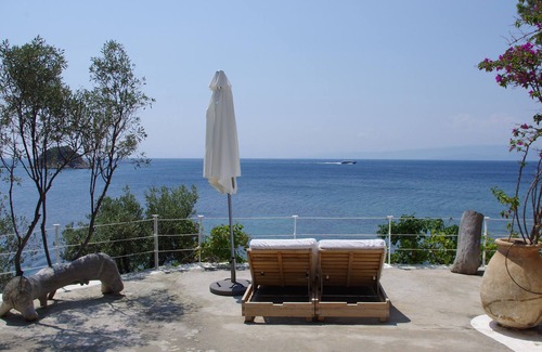 Troulos Villa | Villa Folia, a seafront private villa at the island of Skiathos