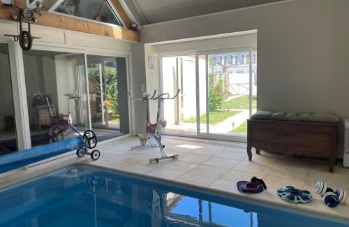 Fontaine-la-Gaillarde House | Villa Fontaine avec piscine intérieur chauffée-Maison de campagne Familiale -idéal Vacances ou Séjour Professionnel -3 chambres-Bureau séparé -Lit Bébé - Parking Facile & Gratuit