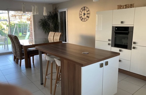 Entraigues-sur-la-Sorgue House | Villa with garden in charming village near Avignon
