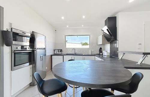 Saint-Andre-de-Roquelongue Villa | Villa Grivia - Maison avec grand jardin - Piscine - Pétanque - Ping Pong