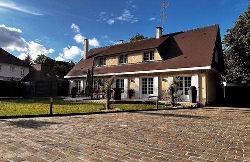 Saint-Fargeau-Ponthierry Villa | Villa with US Ranch-style games room
