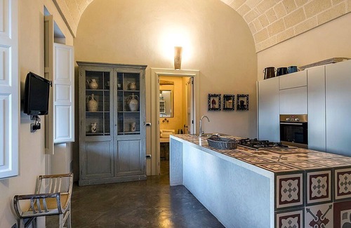 Giuggianello Villa | Villa Fragranza: An elegant and welcoming two-story ancient house surrounded by a citrus garden, with Free WI-FI.